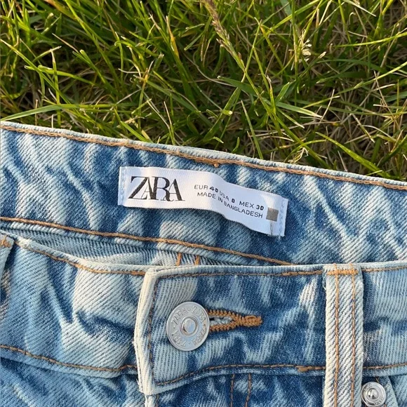 Zara Blue Relaxed Jeans with Vintage-Inspired Wash